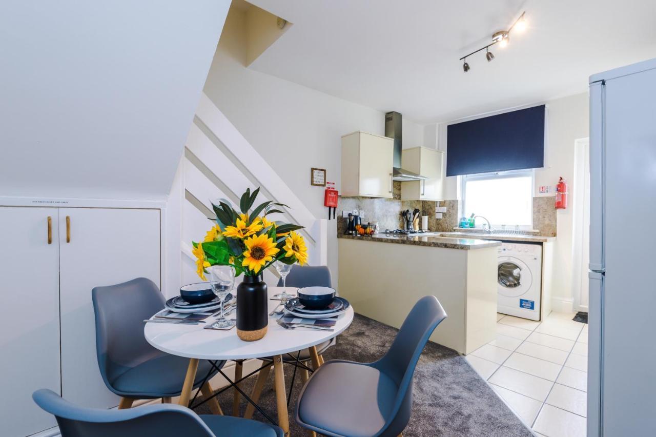 Bright 2-Bed Cottage In Chester By 53 Degrees Property, Ideal For Couples & Small Groups, City Centre - Sleeps 6 Exterior photo