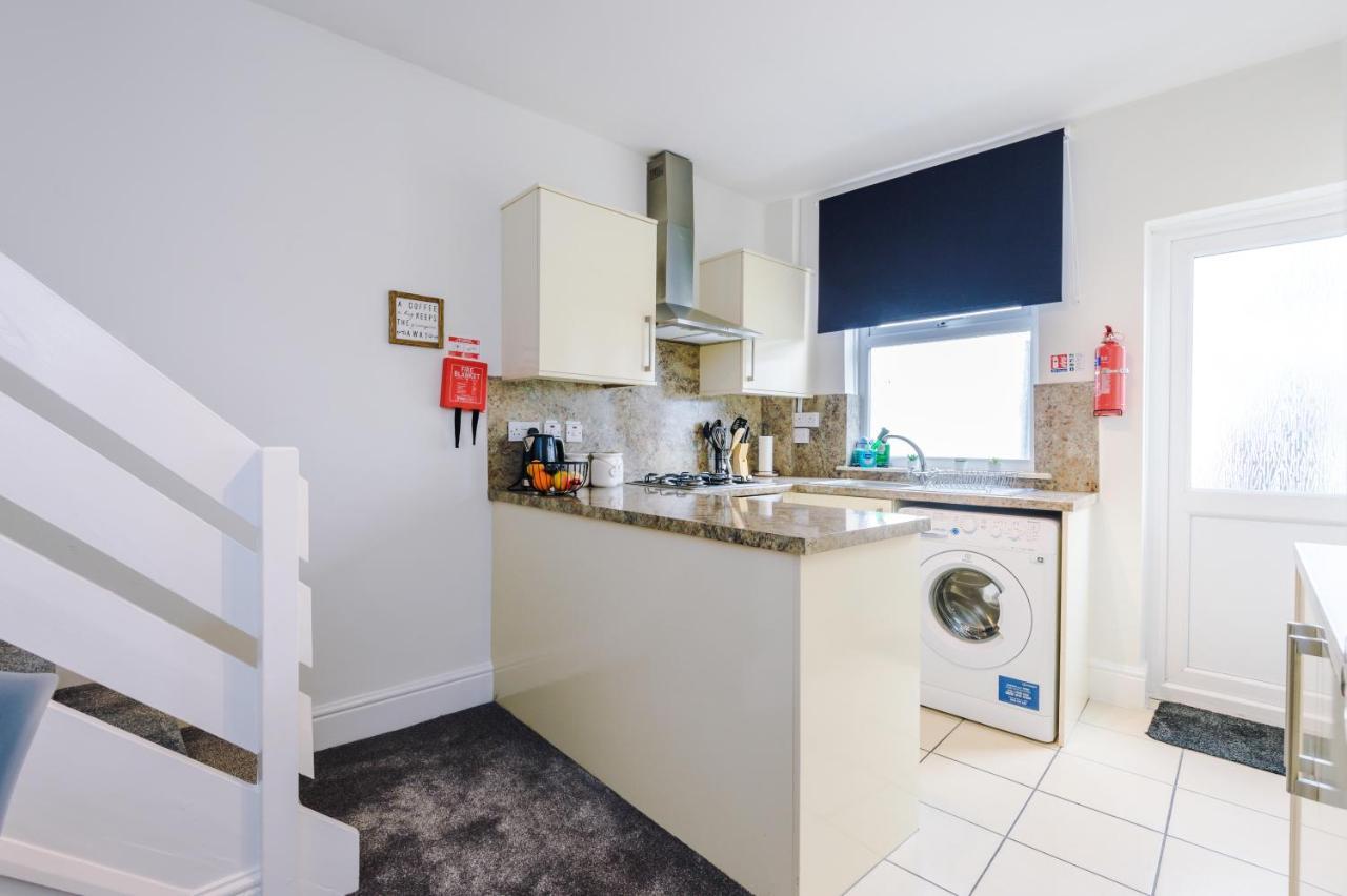 Bright 2-Bed Cottage In Chester By 53 Degrees Property, Ideal For Couples & Small Groups, City Centre - Sleeps 6 Exterior photo