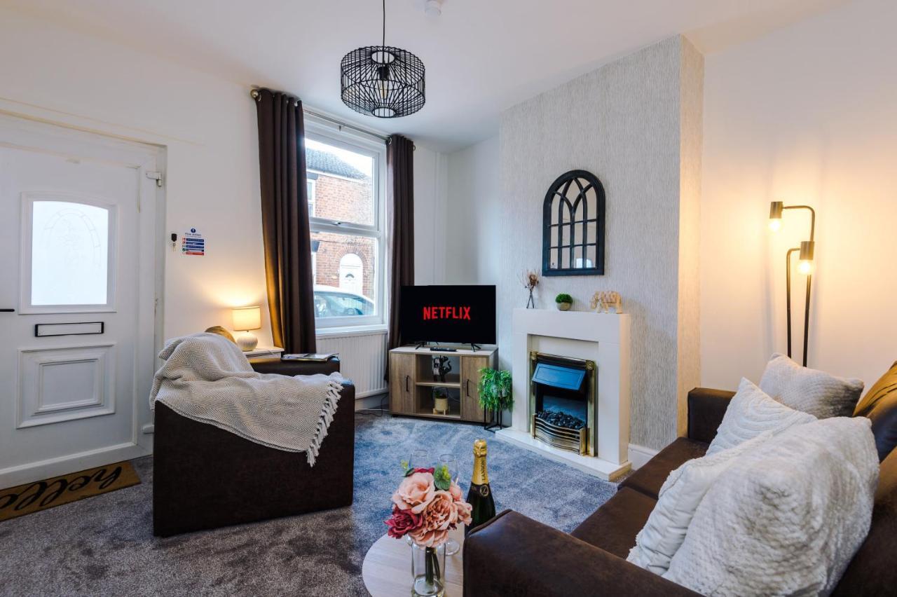 Bright 2-Bed Cottage In Chester By 53 Degrees Property, Ideal For Couples & Small Groups, City Centre - Sleeps 6 Exterior photo