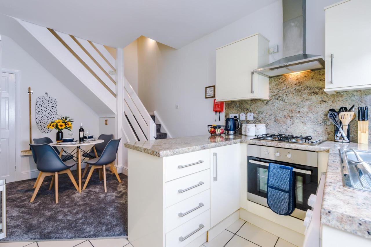 Bright 2-Bed Cottage In Chester By 53 Degrees Property, Ideal For Couples & Small Groups, City Centre - Sleeps 6 Exterior photo